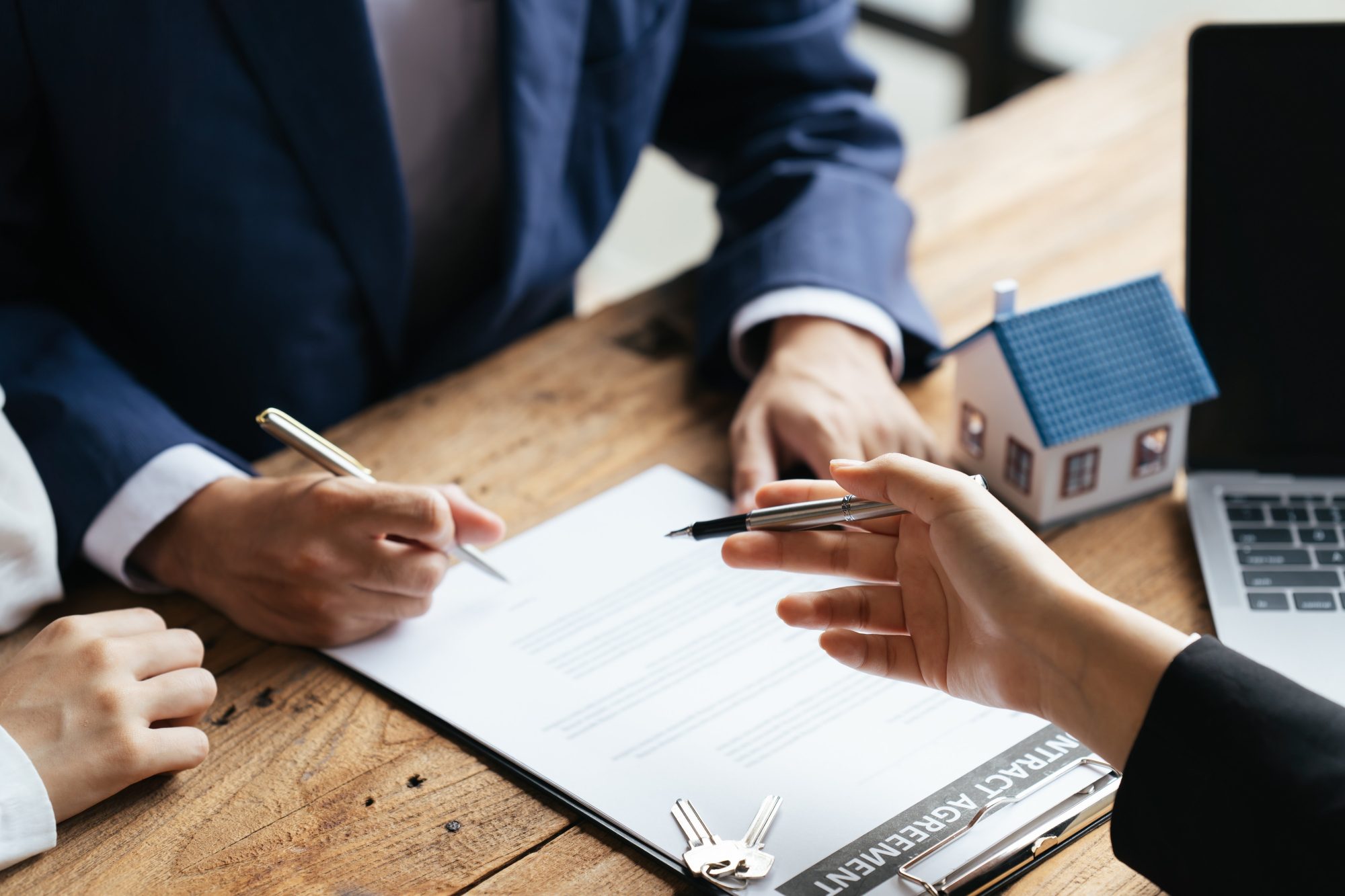 A,Real,Estate,Broker,Or,Insurance,Agent,Works,With,Home